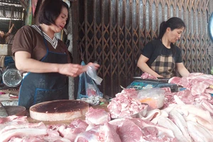 Giá thịt heo lập đỉnh mới: Bà nội trợ méo mặt, tiểu thương chán nản 