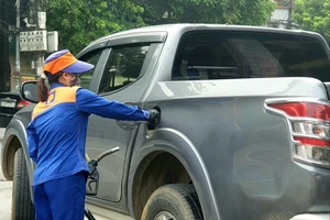 Giá xăng tăng liên tiếp lên hơn 20.000 đồng/lít