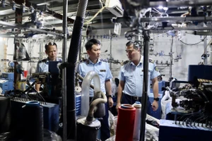 Bất ngờ kiểm tra xưởng sản xuất tất có dấu hiệu giả nhãn hiệu nổi tiếng tại Hà Nội