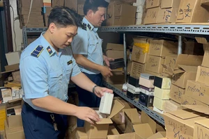 Phát hiện hàng ngàn chai nước hoa nghi giả thương hiệu nổi tiếng ở phố cổ Hà Nội