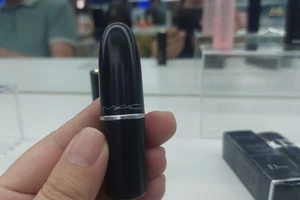 Cận cảnh nhiều loại son, nước hoa giả thương hiệu nổi tiếng