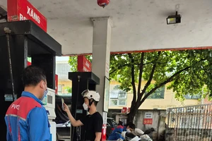 Giá xăng tăng vượt 20.000 đồng/lít