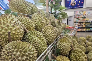 Xuất khẩu sầu riêng, dừa Việt... bị ảnh hưởng ra sao khi Mỹ áp thuế 20%?