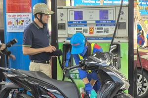 15 giờ hôm nay, giá xăng tăng vượt 20.000 đồng/lít