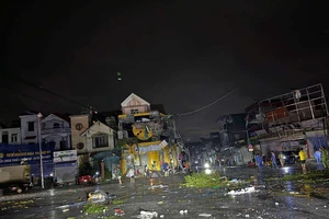 Ninh Bình xuất hiện dông lốc, 1 người chết, hơn 200 ngôi nhà bị hư hại