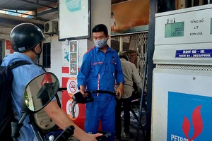 Chiều 4-9, giá xăng dầu cùng tăng nhẹ, xăng A95 lên hơn 20.000 đồng/lít