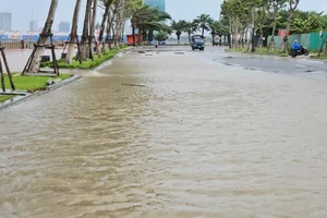 Bão Thần Gió mang lượng ẩm 'khổng lồ' từ Biển Đông vào đất liền miền Trung