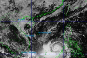 Bão số 13 sắp đạt cường độ cực đại, đang lao nhanh vào đất liền miền Trung