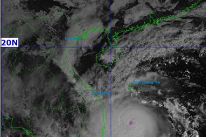 Bão số 13 đã mạnh lên cấp 15, gần cấp siêu bão