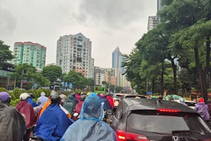 Hôm trước nắng vàng rực rỡ, hôm nay Hà Nội chìm trong mưa rét