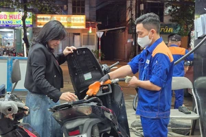 Giá xăng tiếp tục giảm, còn hơn 18.000 đồng/lít