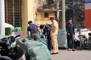 Tạm giữ số lượng lớn hàng hóa nghi nhập lậu tại ga Hà Nội