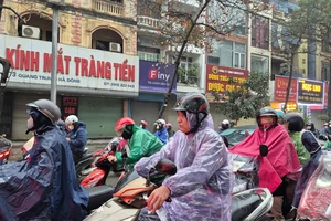 Miền Bắc chuẩn bị mưa rét đậm, người dân nhớ mặc thêm áo ấm