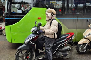 Miền Bắc trời rét, có nơi giảm đến 6 độ, người lao động vất vả mưu sinh