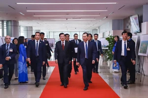 Tổng Bí thư, Chủ tịch nước Lào thăm Tập đoàn Điện lực Việt Nam