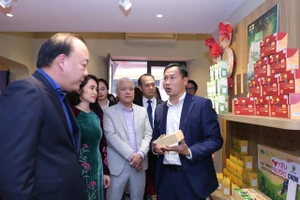 Ra mắt mô hình trưng bày kết hợp livestream, thúc đẩy tiêu thụ hàng Việt