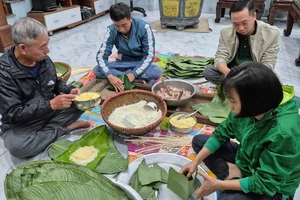 Người dân Hà Nội tất bật gói bánh chưng đón Tết Bính Ngọ