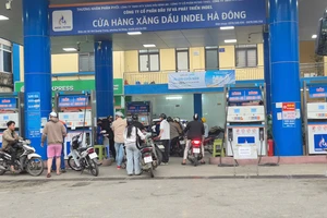 Cửa hàng 'tạm hết xăng' ở Hà Nội đã bán hàng trở lại