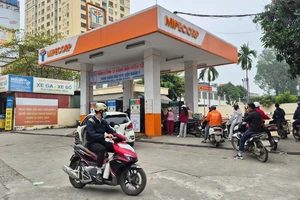 Nóng: Chiều 7-3, giá xăng tăng sốc lên hơn 27.000 đồng/lít, dầu hỏa vọt lên 35.000 đồng/lít