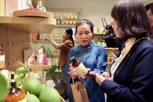 Nghệ sĩ tham gia livestream, thúc đẩy tiêu thụ hàng Việt qua nền tảng số