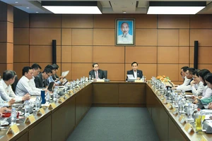 Sửa Luật Thi đua, khen thưởng: Đừng để người xứng đáng ngại làm hồ sơ