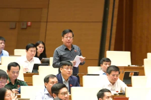 Không cho ủy quyền ký giấy khai tử, chủ tịch xã đi vắng cả tháng, người dân làm thế nào?