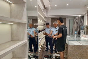 Kiểm tra cửa hàng thời trang ở Hà Nội, thu giữ loạt hàng hiệu nghi giả mạo