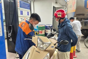 Chiều 14-5, giá xăng dầu giảm đồng loạt