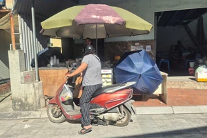 Ngoài trời bỏng rát hơn 40 độ C, người lao động nhọc nhằn mưu sinh