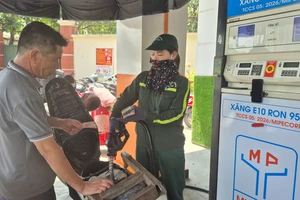 Cửa hàng xăng dầu ở Hà Nội đồng loạt chuyển sang bán xăng sinh học E10