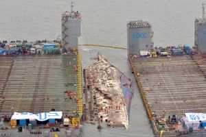 Hàn Quốc trục vớt phà Sewol tìm 9 thi thể mắc kẹt