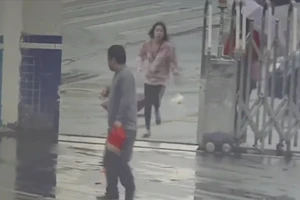 Giật điện thoại, chạy nhầm vào ... đồn cảnh sát