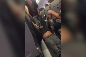 Nhân viên kéo lê hành khách máy bay bị ... cho tạm nghỉ