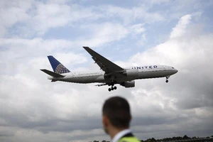 Tín nhiệm khách hàng của United Airlines rơi đến mức âm