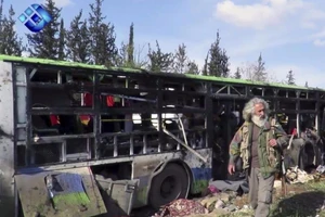 Xe chở người sơ tán ở Syria bị đánh bom, 100 người chết