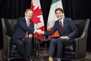 Thời trang vớ của Thủ tướng Cananda gây sốt