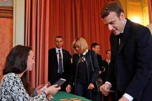 Hai ứng viên Tổng thống Pháp đã đi bỏ phiếu