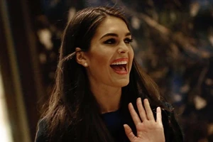 Nhan sắc xinh đẹp phụ tá bí ẩn của ông Trump