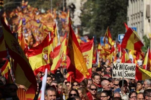 350.000 người biểu tình phản đối Catalonia độc lập