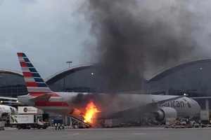 Đứng tim khi xe hàng bốc cháy sát đuôi máy bay