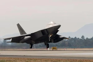 Đang tập trận, F-22 Mỹ 'chết đứng' trên đường băng
