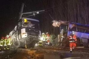 Tàu lửa đâm xe buýt đứt đôi, 4 học sinh thiệt mạng