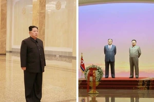 Ông Kim Jong-un lặng người viếng lăng người cha quá cố