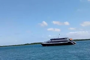 Phà Philippines chở 251 người chìm giữa biển