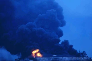 Nguy cơ tàu dầu 136.000 tấn nổ ngoài khơi Trung Quốc