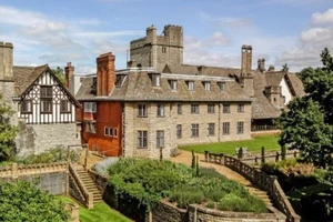 ĐH Trung Quốc vung hàng triệu USD mua lâu đài Anh