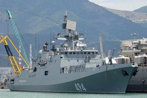 Tàu chiến Nga áp sát tàu chiến Mỹ bắn tên lửa vào Syria