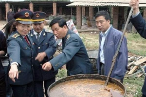 Dầu ăn bẩn tràn lan, Trung Quốc ra tay dẹp trừ