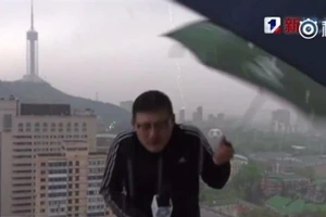 MC Trung Quốc bị sét đánh khi đang dẫn chương trình