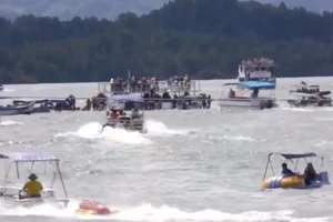 Tàu 4 tầng chở 150 người chìm ở Colombia